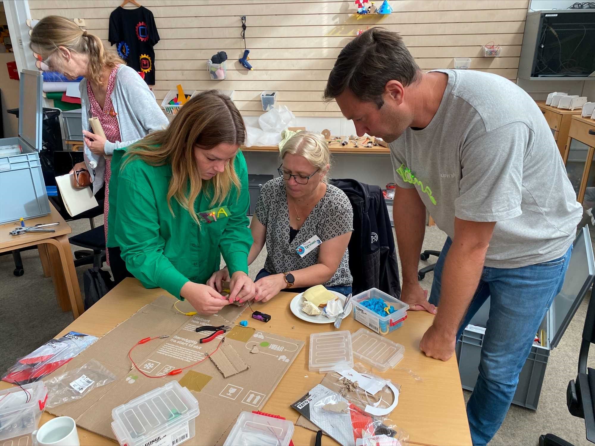 Lærere og pædagoger arbejder med makerspace. 