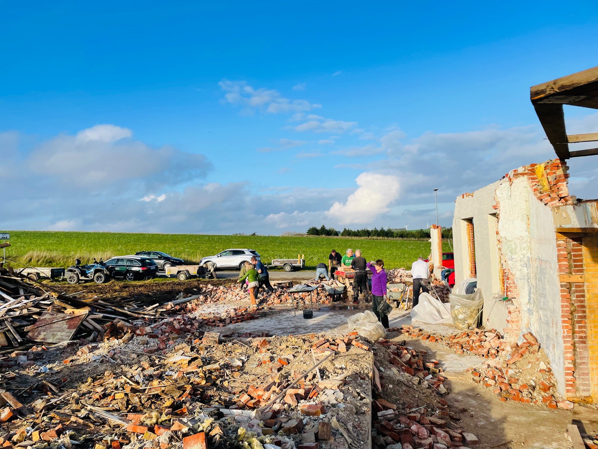 I Hjerk har frivillige brugt 1000 timer på at rive det gamle forsamlingshus ned og rense murstenene, som skal bruges til at opføre det nye og kommende Harrevig Grønne Samlingshus.  Foto: Inger Arensbach.