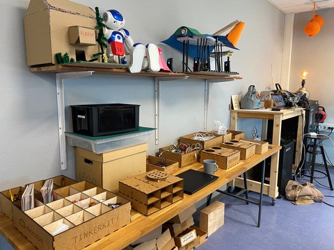 Makerspace med redskaber i et værkstedsmiljø