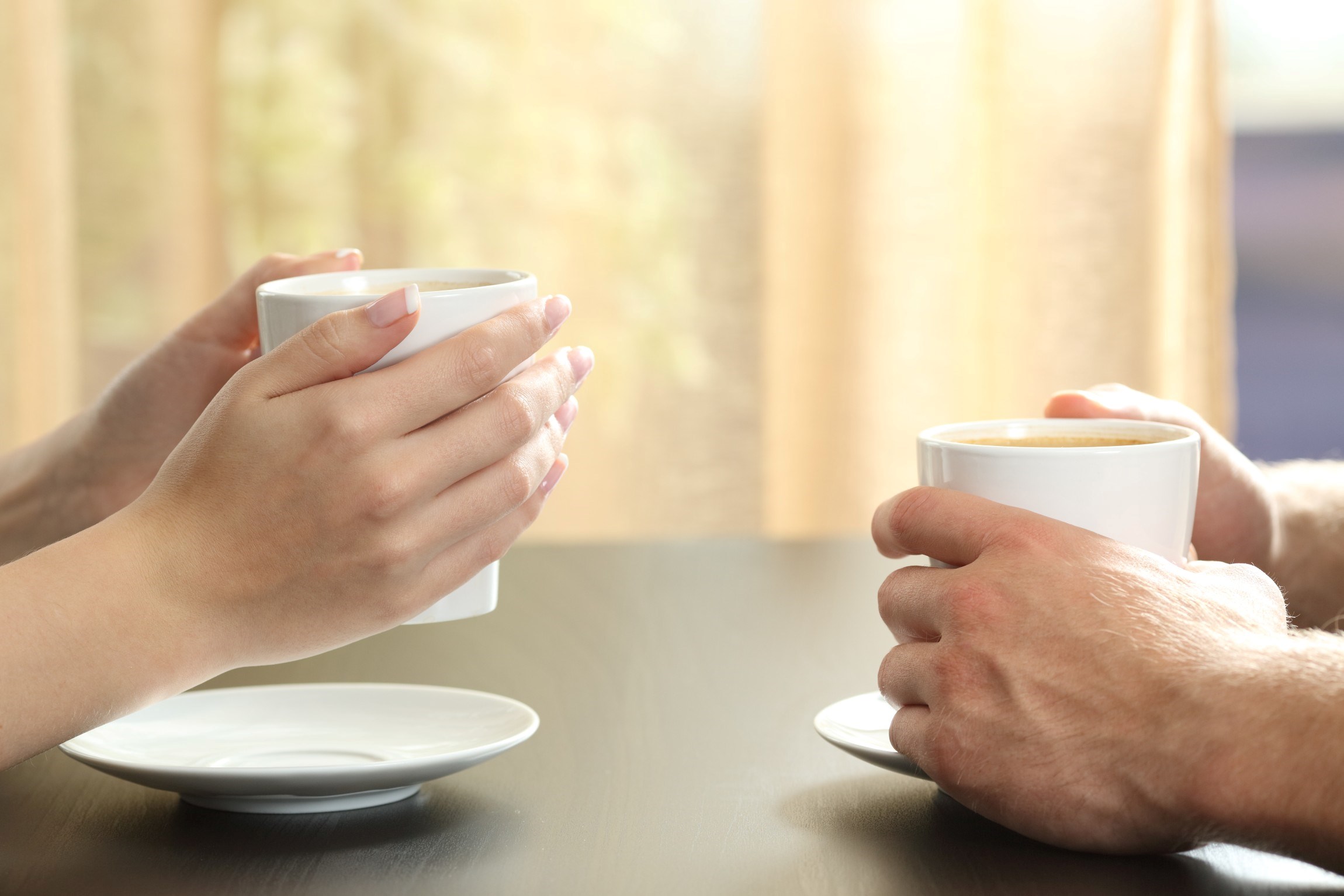 To par hænder og kaffekrus. Foto: Colourbox
