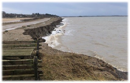 Billedet viser Hostrup strand i en højvandssituation hvor vandet går helt op til diget.